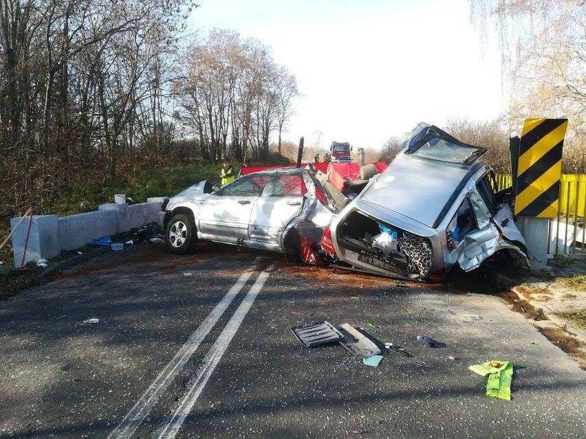 Auto w strzępach. W tragicznym wypadku zginęły trzy osoby