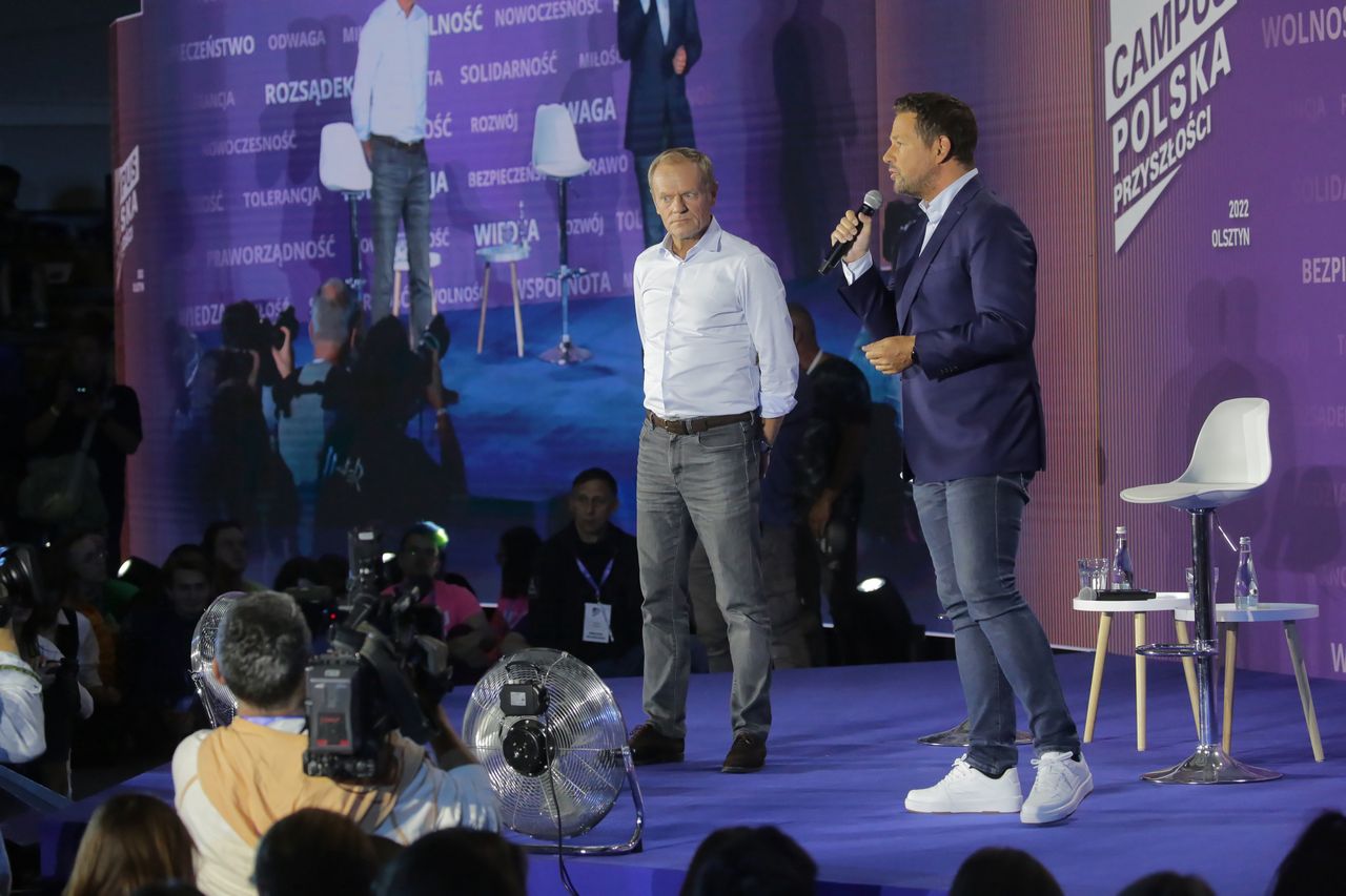 Olsztyn, 31.08.2022 r. Przewodniczący PO Donald Tusk (L) i prezydent Warszawy Rafał Trzaskowski (P) podczas debaty w ramach Campusu Polska Przyszłości w Olsztynie