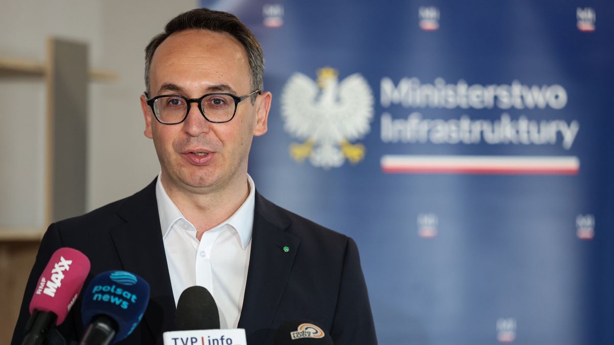 Spała (woj. łódzkie), 11.05.2026. Minister infrastruktury Dariusz Klimczak podczas briefingu prasowego tow. podpisaniu porozumienia dot. przebudowy stacji Spała, 11 bm. na terenie Świetlicy Sołtysówka w Spale. (aldg) PAP/Marian Zubrzycki