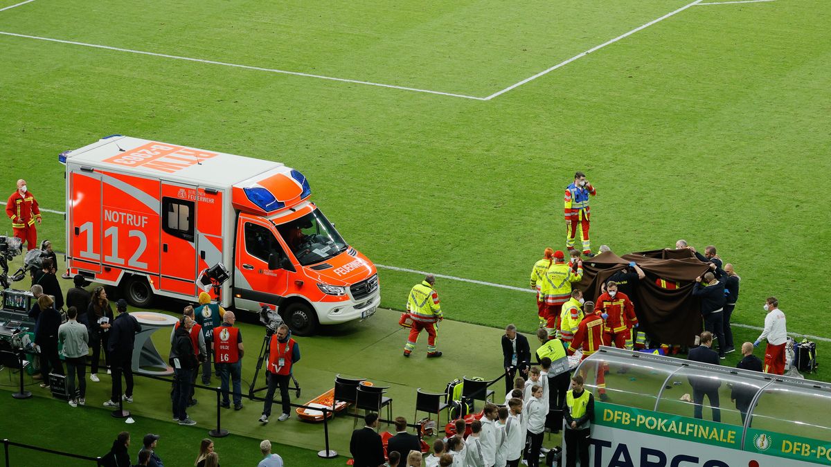 A man receives medical assistance after the penalty shootout of the German DFB Cup Final between SC Freiburg and RB Leipzig in Berlin, Germany, 21 May 2022. EPA/Ronald Wittek CONDITIONS - ATTENTION: The DFB regulations prohibit any use of photographs as image sequences and/or quasi-video. Dostawca: PAP/EPA.
