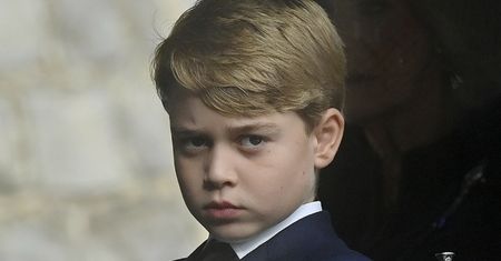 Książę George jest ZAROZUMIAŁY?! Autorka książki o royalsach ujawniła, co powiedział koledze