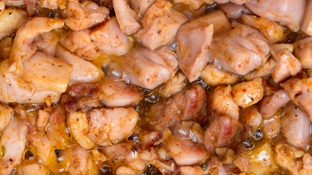 Oto czego lepiej nie jeść z mięsem, aby lepiej się czuć