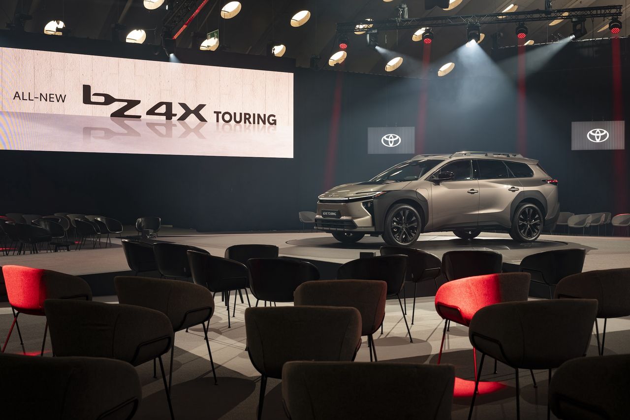 Pierwszy kontakt z Toyotą bZ4x Touring. Jest jak elektryczny Subaru Outback i z dziwnego powodu mnie bardzo pociąga