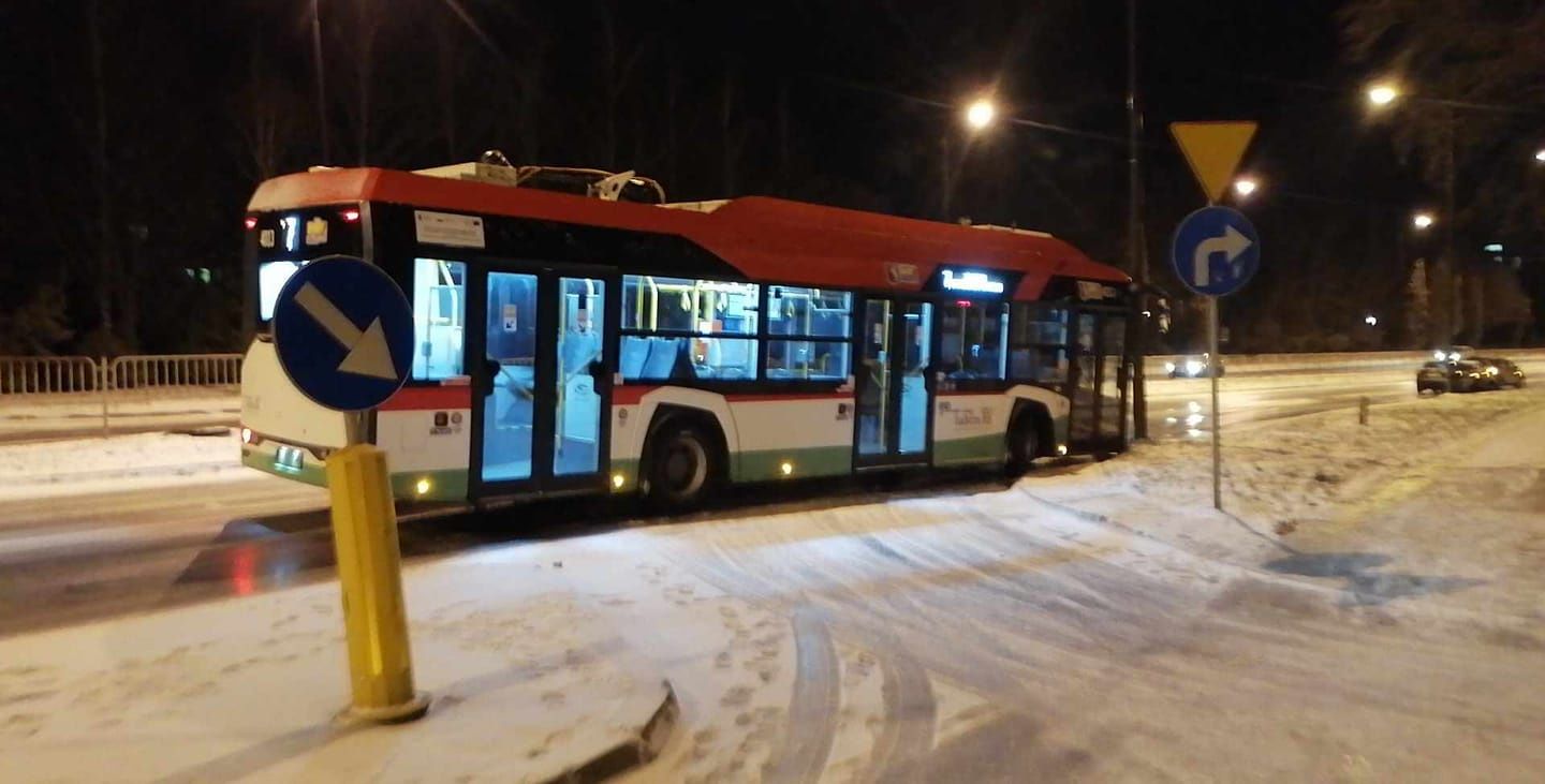 Autobus zatrzymał się na latarni na al. Sikorskiego