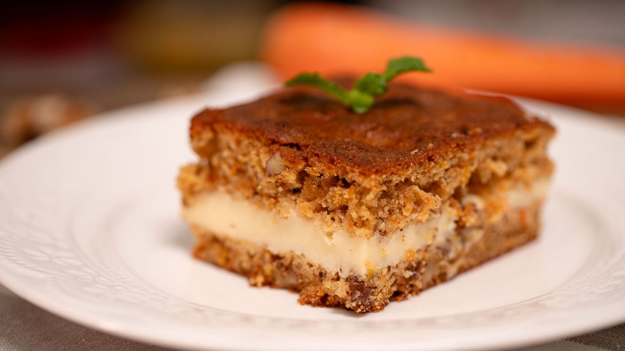 Ciasto marchewkowo-orzechowe z budyniową wkładką. Nie zostaje po nim nawet jeden okruszek