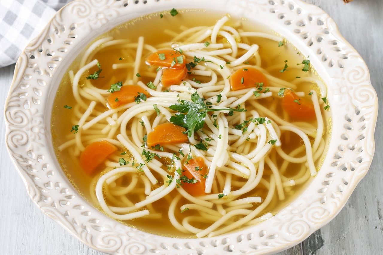 Aromatyczny rosół z sosem sojowym