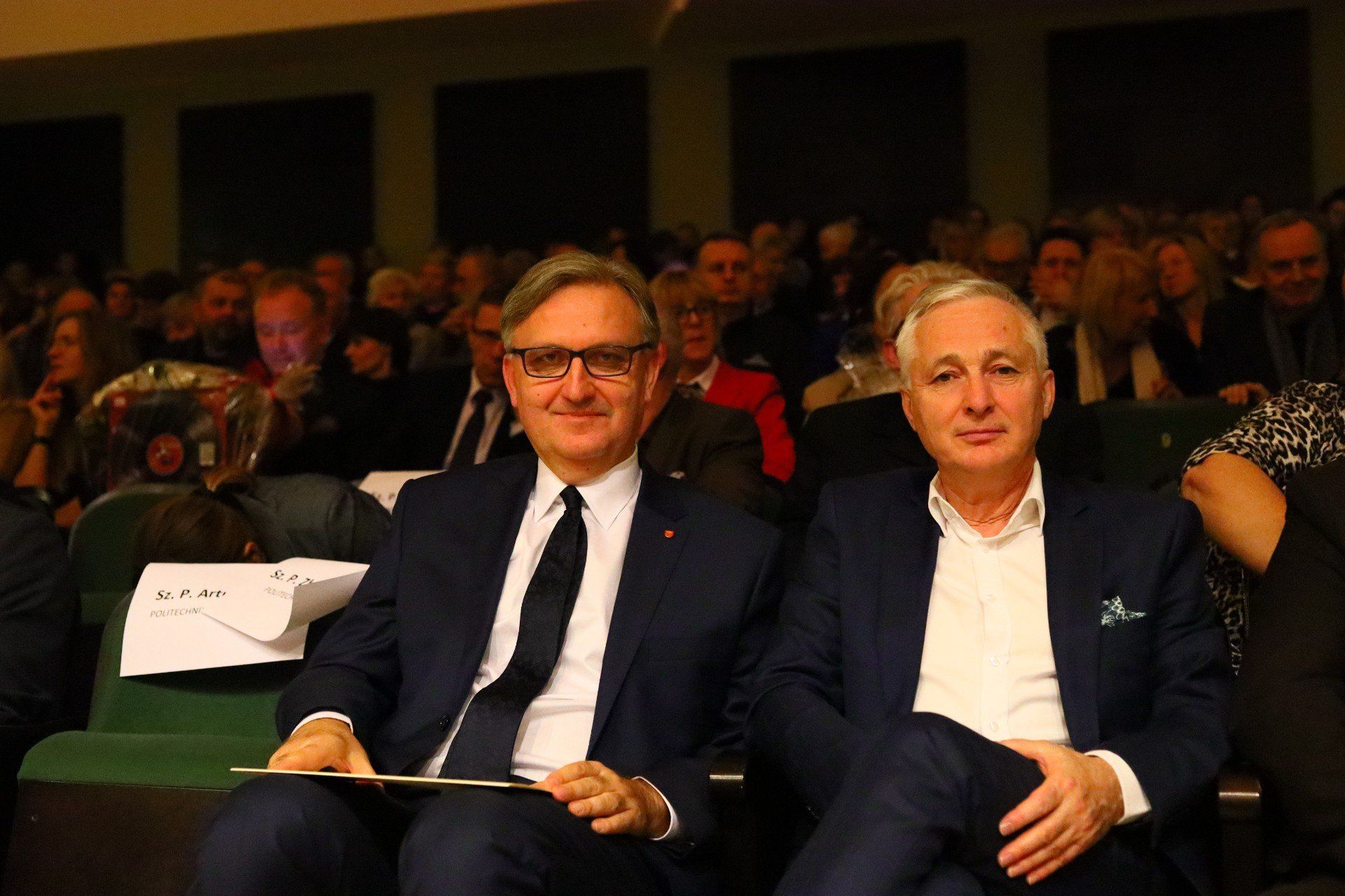 Dyrektor Wydziału Promocji, Kultury i Sportu Urzędu Miasta Kielce Jacek Kowalczyk oraz dyrektor generalny Świętokrzyskiego Urzędu Wojewódzkiego Michał Cichocki