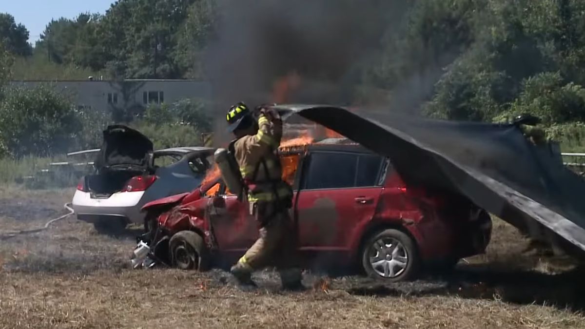 W przypadku pożaru pojazdu elektrycznego niezbędny może okazać się koc gaśniczy