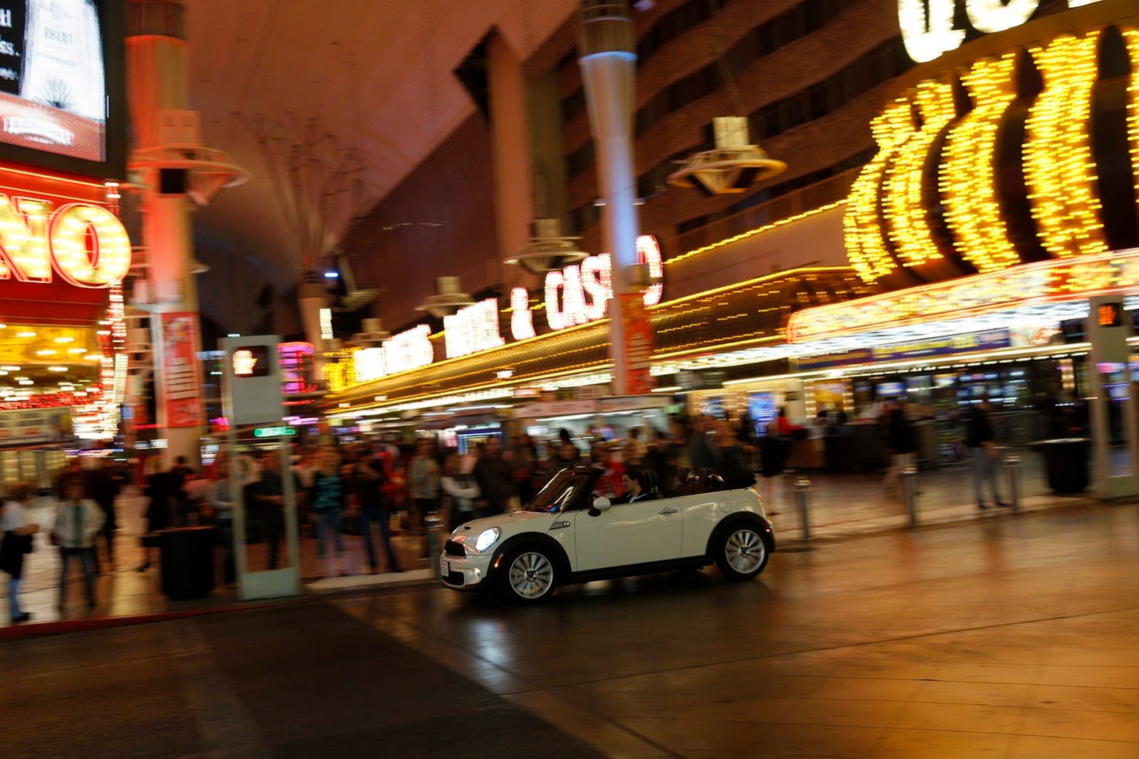 Galeria Mini jako celebracja sprzedaży półmilionowego egzemplarza w USA 182