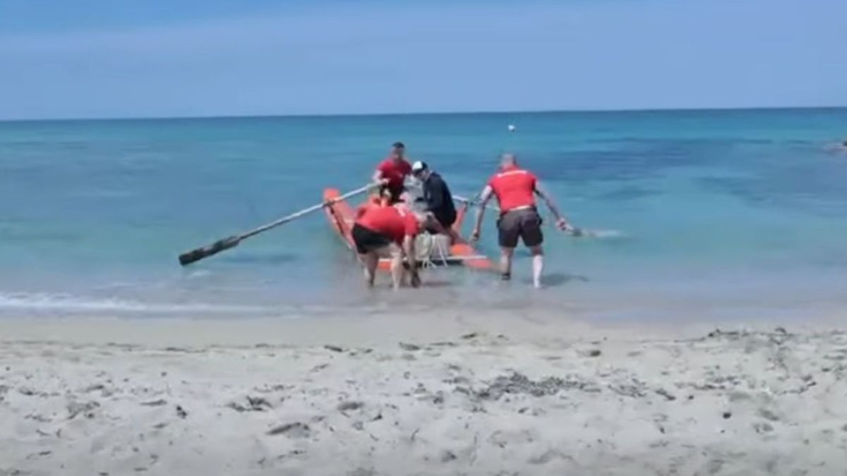 Więźniowie zatrudnieni na plaży we Włoszech