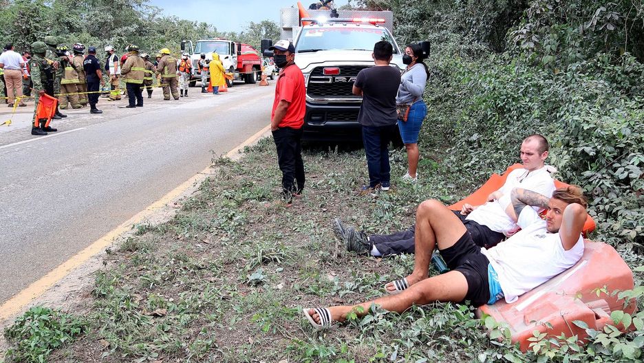 Some nine people died in an autobus accident in Mexicoepa09733839 Tourists who were passengers of the crashed autobus wait for attention, in Lazaro Cardenas, Quintana Roo state, Mexico, 06 February 2022. Some nine people have been reported dead upon a crash between an autobus carrying tourists from different countries and a truck working for the Maya train construction, informed state authorities.  EPA/Alonso Cupul Dostawca: PAP/EPA.Alonso Cupul