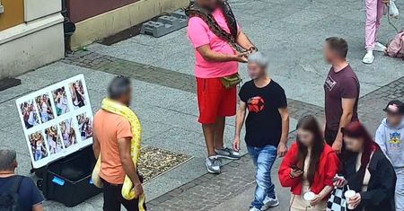 Węże koło Neptuna. Interwencja policji w centrum Gdańska