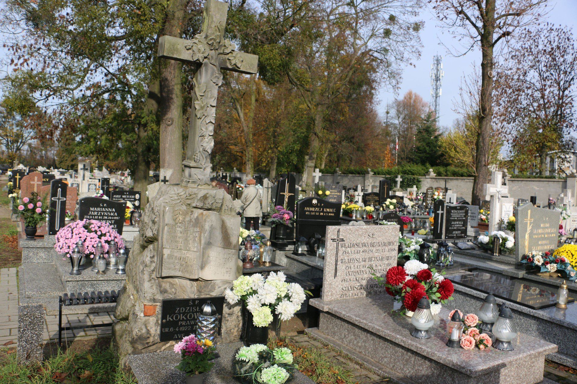 Między starymi drzewami i omszałymi nagrobkami kryje się historia Aleksandrowa Kujawskiego - pełna wzruszeń, dramatów i lokalnej dumy. Stary cmentarz parafialny to nie tylko miejsce pamięci, lecz także żywa lekcja historii.