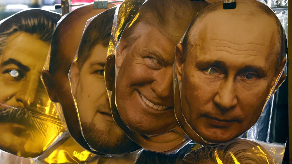 Reactions to US presidential elections in Russia
epa11704983 Face masks depicting US Republican presidential candidate Donald J. Trump and Russian President Vladimir Putin are displayed for sale at a souvenir market in St. Petersburg, Russia, 06 November 2024. US Republican presidential candidate Donald J. Trump has been elected the 47th president of the United States after having secured more than the 270 Electoral College votes necessary, following a tightly contested race with Democratic presidential candidate US Vice President Kamala Harris.  EPA/ANATOLY MALTSEV 
Dostawca: PAP/EPA.
ANATOLY MALTSEV
man, mask