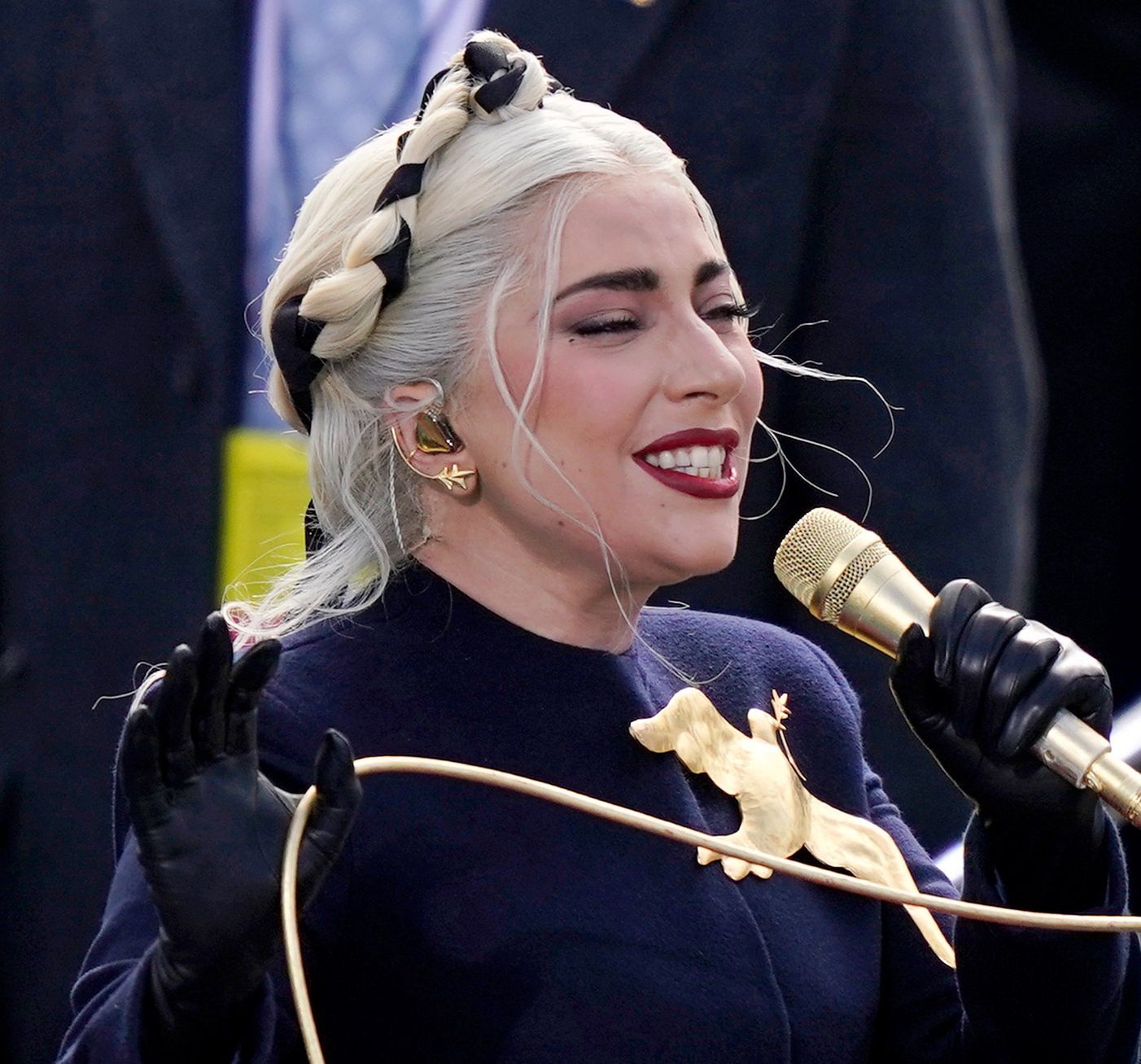 Lady Gaga w kolorach amerykańskiej flagi śpiewa hymn na zaprzysiężeniu Joe Bidena