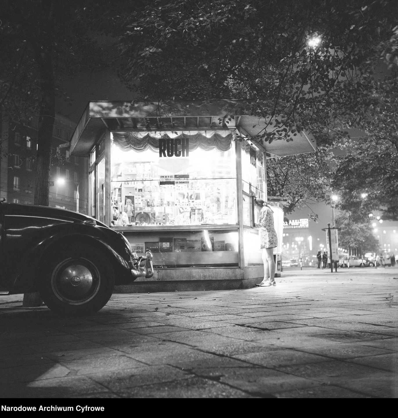 Oświetlony kiosk Ruchu w centrum stolicy