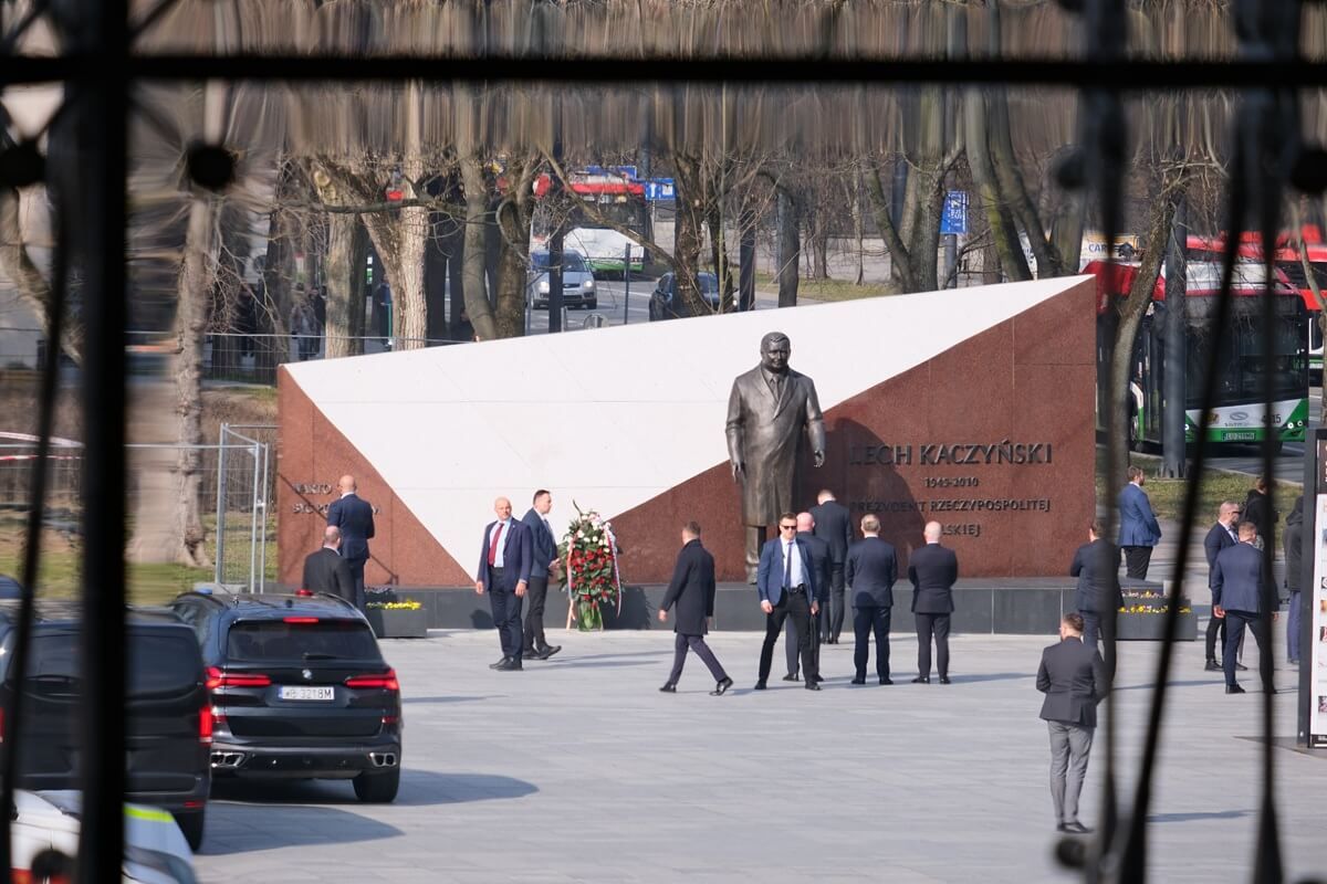 Prezydent Andrzej Duda złożył kwiaty pod pomnikiem prezydenta Lecha Kaczyńskiego w Lublinie
