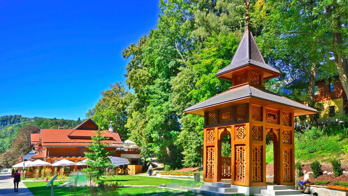 Centrum Krynicy zachwyca drewnianą architekturą