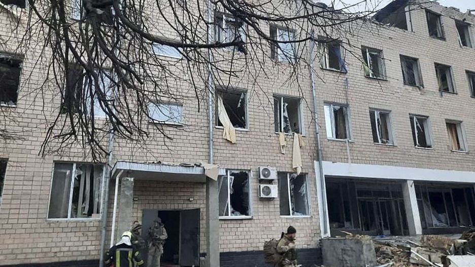 Budynek w Kijowie zniszczony wskutek rosyjskiego ataku 