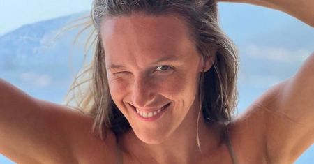 Aleksandra Żebrowska z ciężarnym brzuchem pozuje TOPLESS. Fanki doceniły jej polityczny komentarz: "INTELIGENTNY DOWCIP" (FOTO)