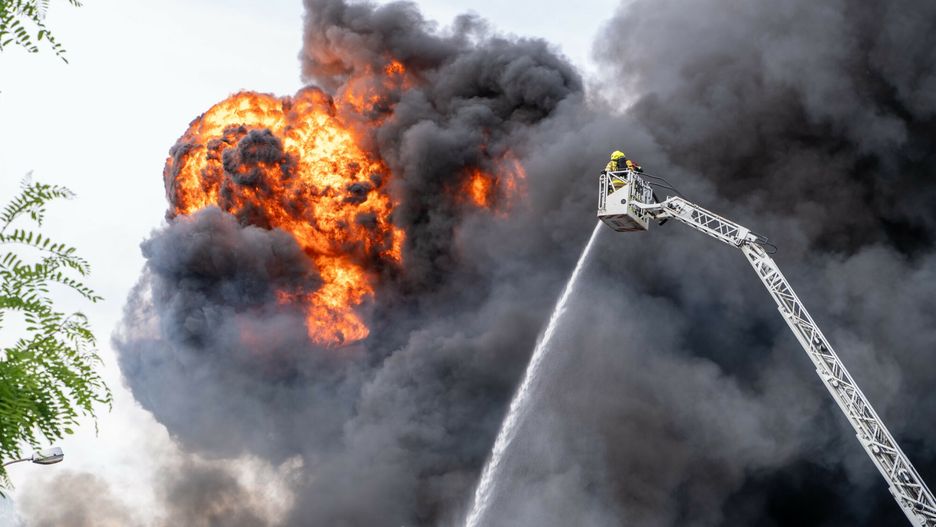 Po?ar hali z odpadami niebezpiecznymi w Zielonej G�rze
Fot. NewsLubuski/East News, 22.07.2023, plonie hala z odpadami niebezpiecznymi w Zielonej Gorze-Przylepie. Budynek w calosci jest objety pozarem. Trwa akcja gasnciza.
NewsLubuski