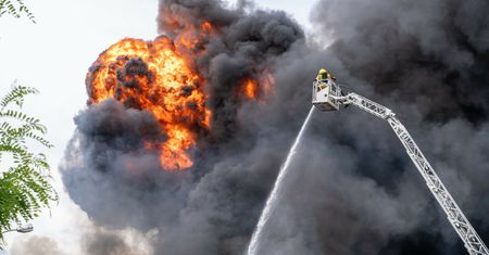 Płonie hala z chemikaliami. Sprzeczne informacje ws. ewakuacji