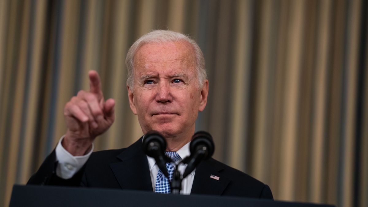 WASHINGTON, DC - NOVEMBER 06: President Joe Biden, flanked by Vice President Kamala Harris delivers remarks on the passage of the Bipartisan Infrastructure Bill in the State Dining Room of the White House on Saturday, Nov. 6, 2021 in Washington, DC. After months of negotiations between progressives and moderates, House Democrats voted to pass the bipartisan infrastructure bill which reflects on Friday and into Saturday morning. (Kent Nishimura / Los Angeles Times via Getty Images)