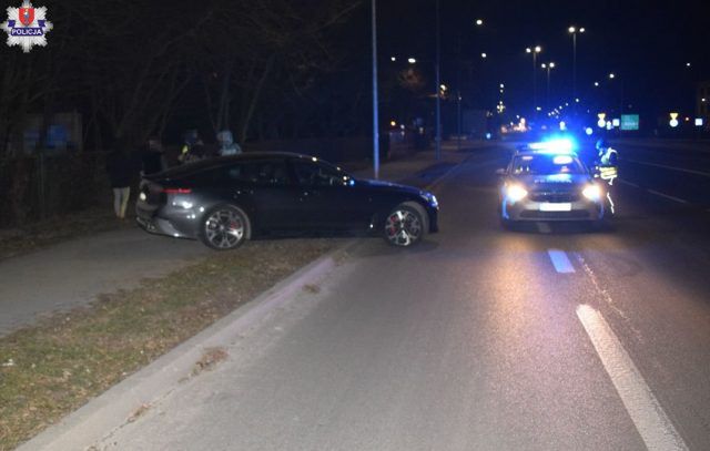 Kara za brawurę przyszła bardzo szybko. Wszystko wydarzyło się na oczach policjantów (zdjęcia)