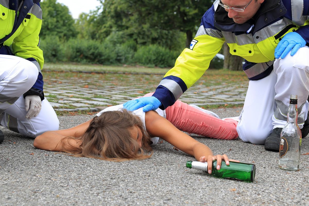 Policjanci i strażnicy przyjeżdżają w te wakacje także do nieprzytomnych nastolatków