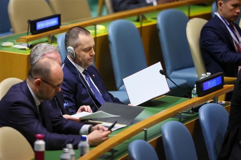 Karol Nawrocki czeka na rozpoczęcie przemówienia