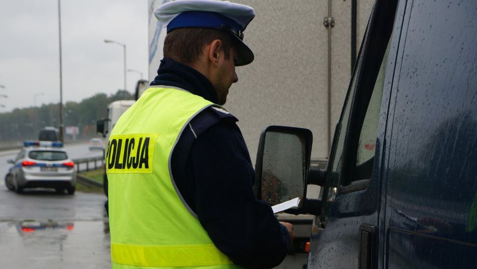 Był tak pijany, że zasnął za kierownicą na środku drogi.