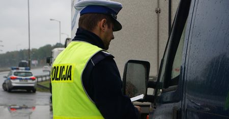Śląskie. Był pijany, zasnął za kierownicą i zablokował ruch