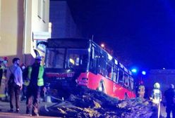 Autobus zatrzymał się na barierkach. Kierowca zakażony koronawirusem