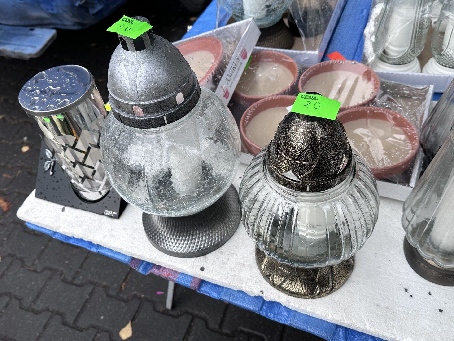 Znicze, wkłady, wiązanki sztuczne i żywe kwiaty. Zobaczcie, co można kupić przy kieleckim Cmentarzu Starym