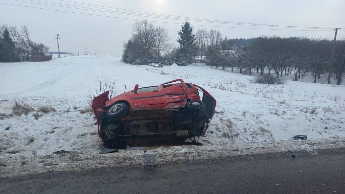 Opel w Lachówce rozbił się o skarpę