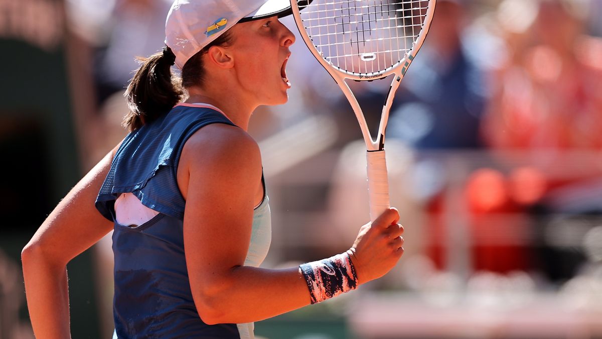 Iga Swiatek of Poland reacts after winning against Daria Kasatkina of Russia in their women's semi final match during the French Open tennis tournament at Roland ?Garros in Paris, France, 02 June 2022. EPA/MARTIN DIVISEK Dostawca: PAP/EPA.