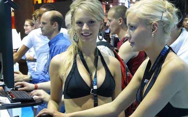 Booth babes znów budzą sprzeciw. Komu przeszkadzają półnagie hostessy? 4