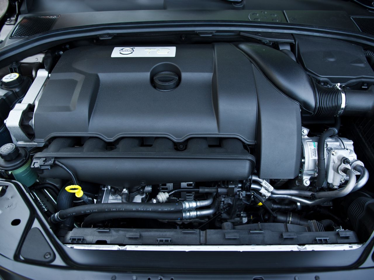 6-cylindrowy silnik T6 ma pojemność 3,0 litra i w mocniejszym wariancie ponad 300 KM.