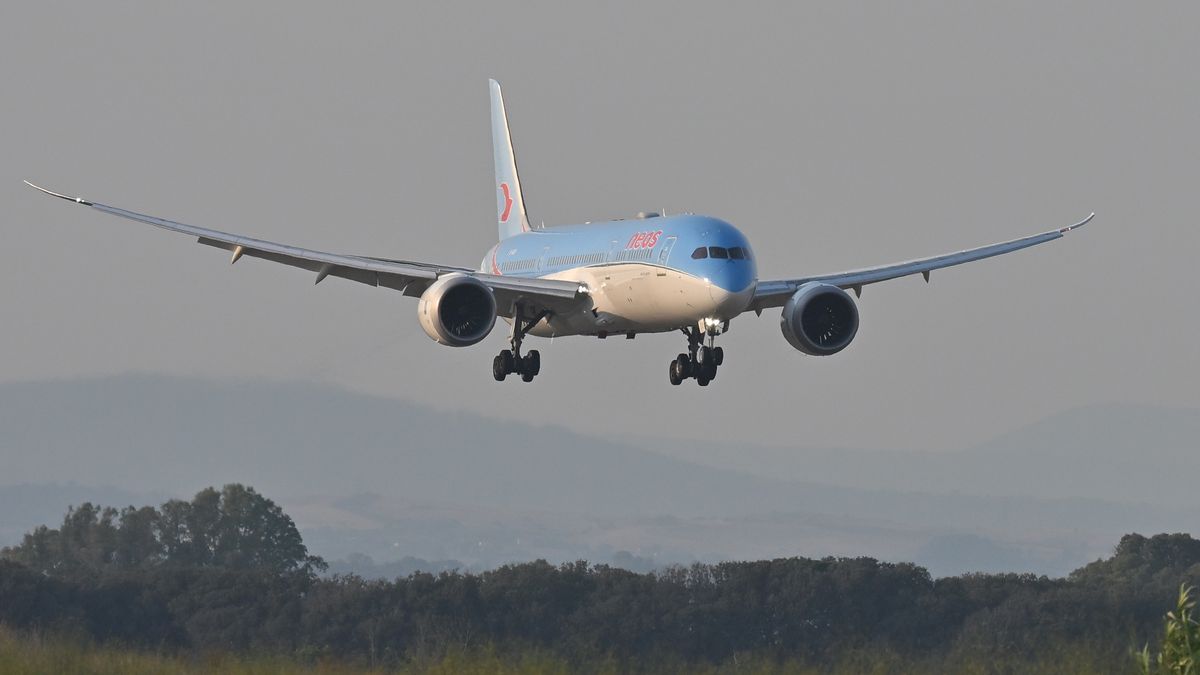 ROME, ITALY - 2025/08/10: A view of the Boeing 787 Dreamliner Neos plane as it arrives at Fiumicino airport. (Photo by Mattia Vian/SOPA Images/LightRocket via Getty Images)