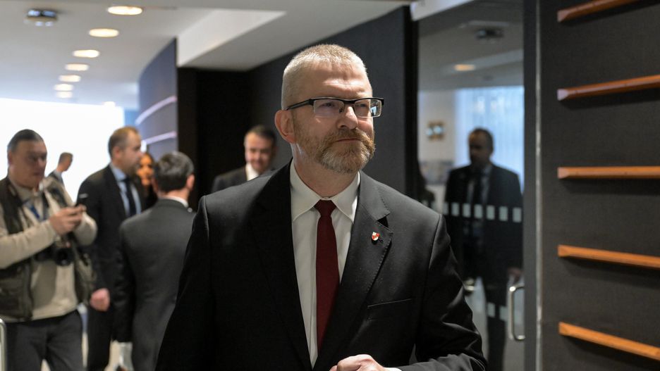 Bruksela, Belgia, 29.01.2025. Europoseł Grzegorz Braun opuszcza odbywającą się w Brukseli minisesję Parlamentu Europejskiego z okazji Międzynarodowego Dnia Pamięci o Ofiarach Holokaustu, 29 bm. Polityk został usunięty z posiedzenia przez przewodniczącą PE za zakłócanie porządku. (jm) PAP/Daniel Gnap