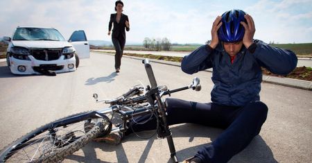 Piesi i rowerzyści - niebezpieczne sytuacje drogowe [wideo]