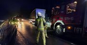 DK22: Ciężarówka wpadła do rowu. Trudne warunki na drodze