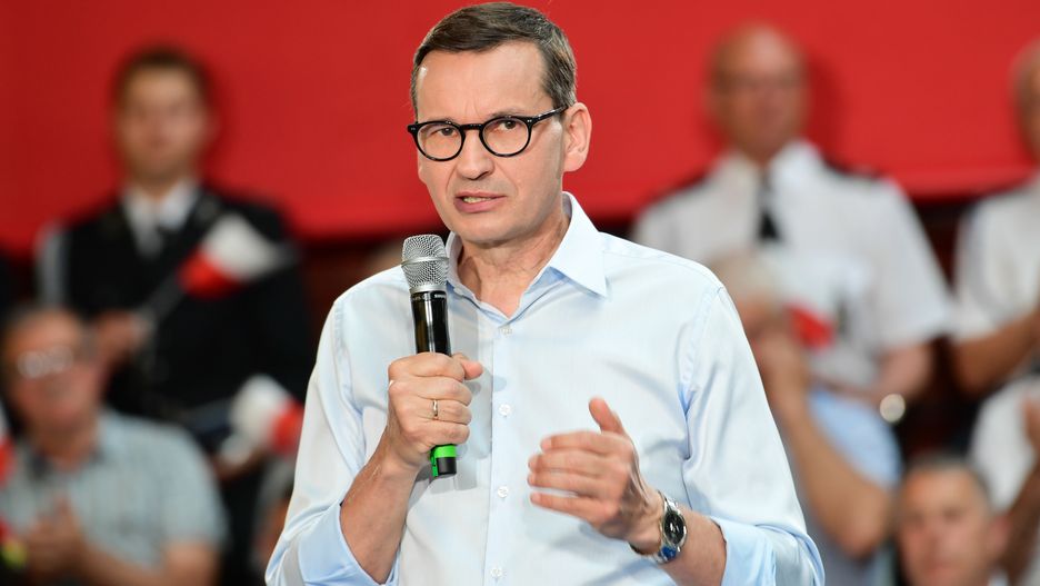 Łochów, 11.06.2023. Premier Mateusz Morawiecki podczas spotkania z mieszkańcami miasta w hali sportowej w Łochowie (pow. węgrowski), 11 bm. Wydarzenie było częścią akcji #TrasaDotrzymanegoSłowa. (amb) PAP/Przemysław Piątkowski