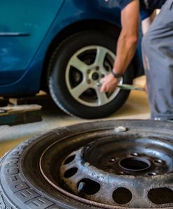 Auto spadło z podnośnika i przygniotło mężczyznę, który je naprawiał