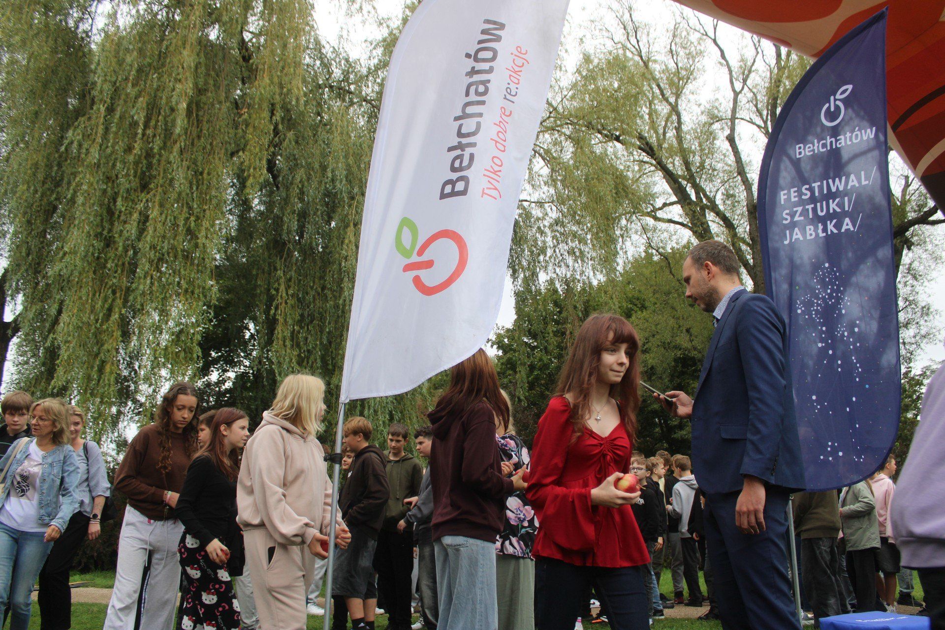 Festiwal Sztuki Jabłka. Bełchatów pobił Rekord Polski w jednoczesnym jedzeniu jabłek!