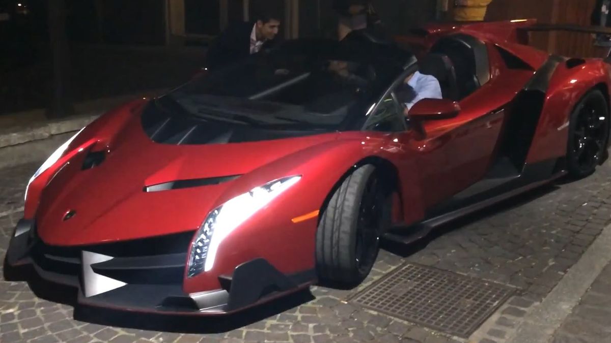 Lamborghini Veneno Roadster w galerii handlowej 1