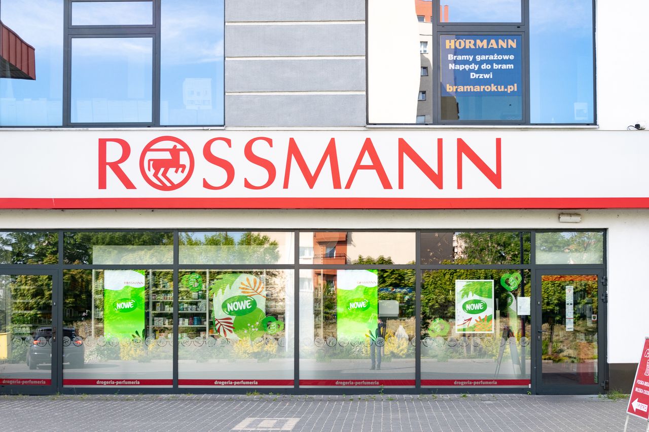 Kultowe perfumy 70 zł taniej. Rossmann przecenia nie tylko to