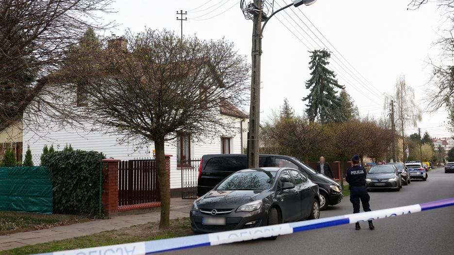 Warszawa, 31.03.2024. Policjanci przed domem jednorodzinnym na warszawskim Ursusie, w którym, 31 bm. odnaleziono ciała czterech osób - dwóch kobiet i dwóch mężczyzn. Zwłoki ujawnione zostały przez członków dalszej rodziny. Prokuratura prowadzi na miejscu intensywne czynności dochodzeniowe, mające doprowadzić do wyjaśnienia przyczyn śmierci ofiar. (amb) PAP/Leszek Szymański