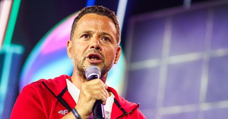 Rydzyk "robi biznesy"? Trzaskowski grzmi