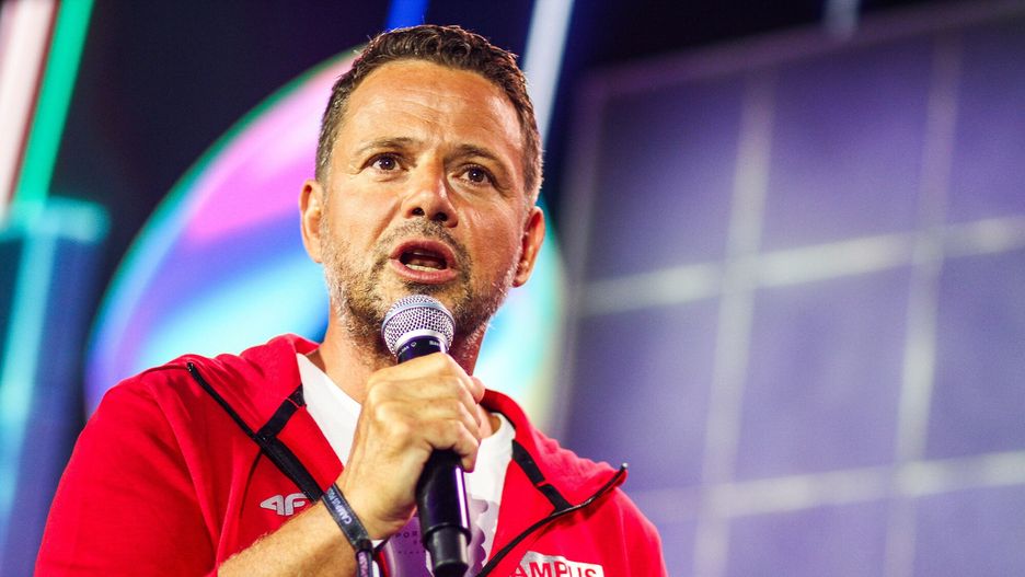 Rydzyk "robi biznesy"? Trzaskowski grzmi